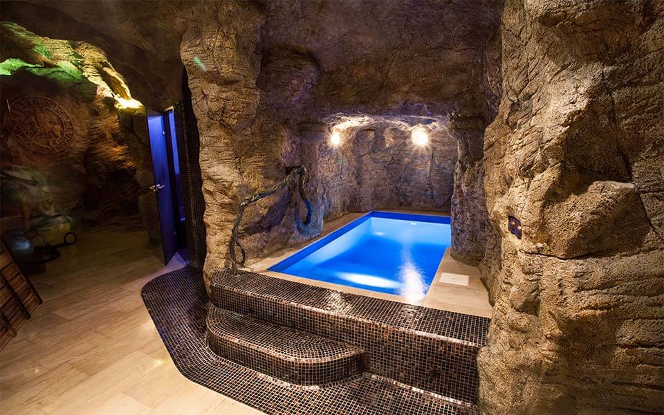 Басейн у SPA-готелі Цунамі в Дніпрі для відпочинку після навантажень